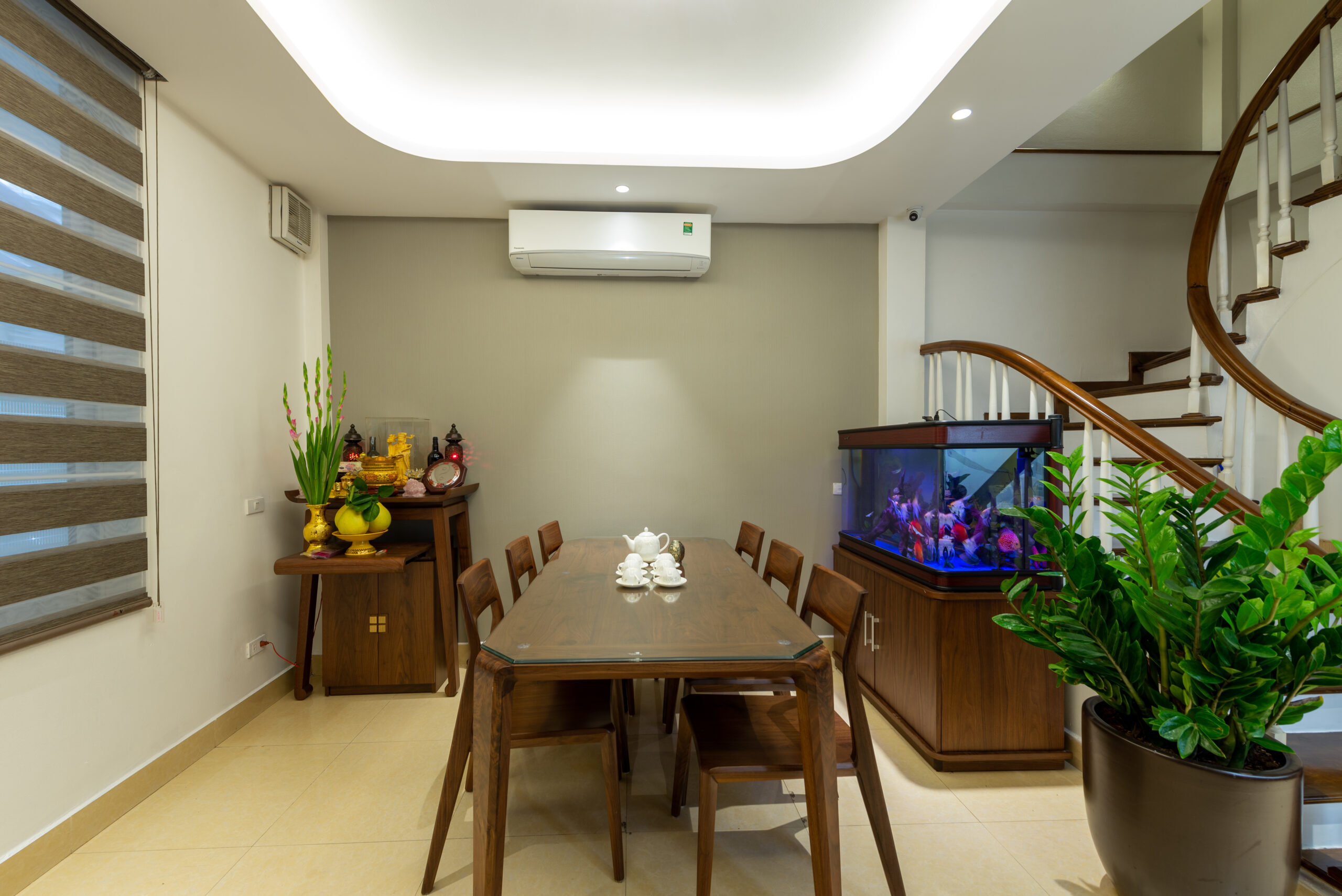 15+ Mẫu bàn ghế ăn gỗ óc chó bền đẹp thách thức thời gian 12 Bộ bàn ghế ăn gỗ óc chó nhà phố