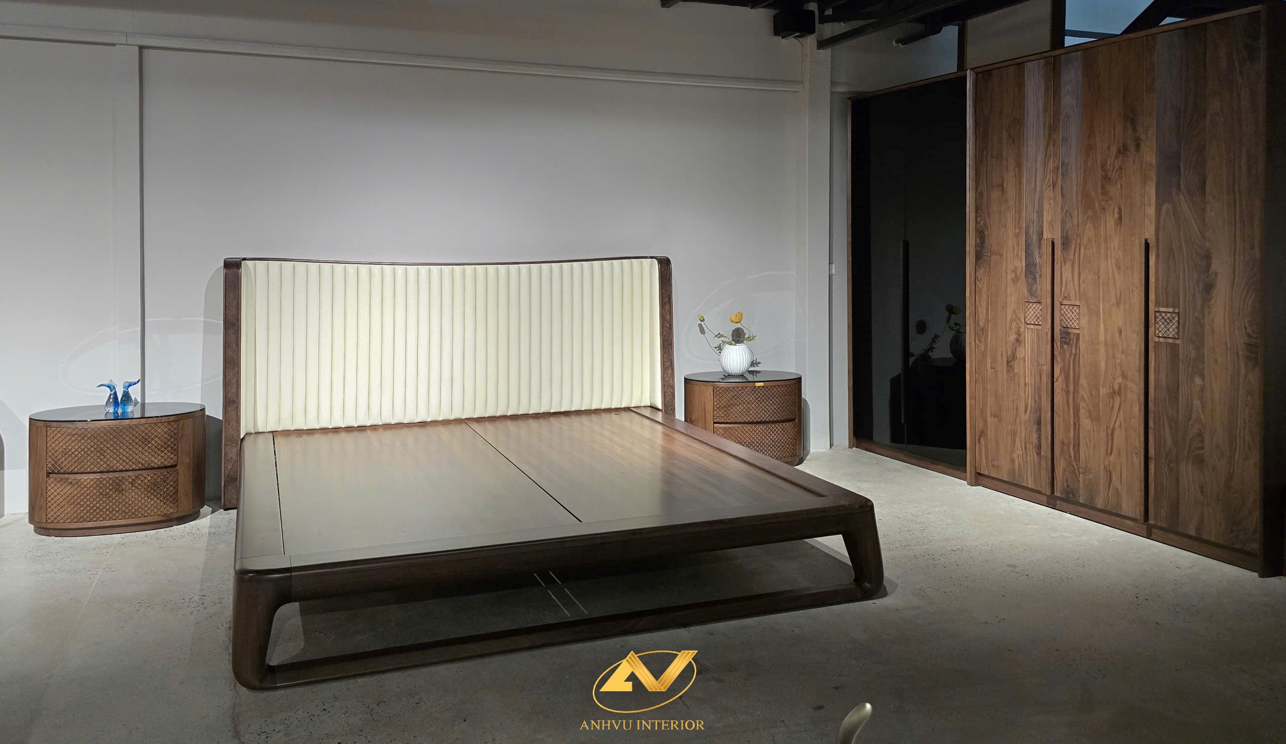 Mẫu giường ngủ gỗ óc chó cao cấp tại showroom Anh Vũ