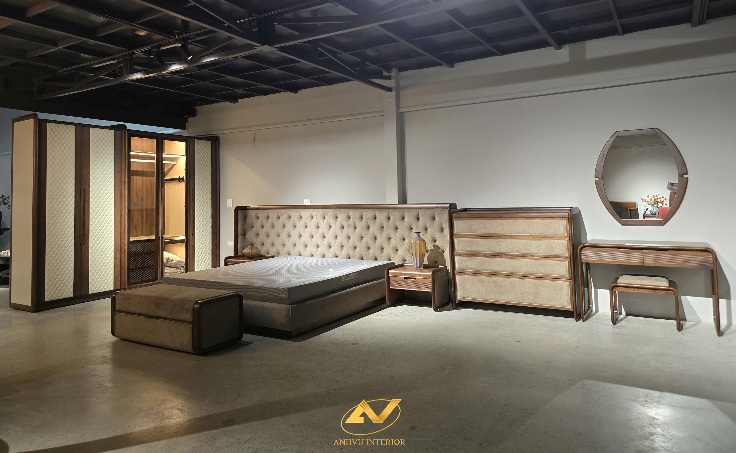 Mẫu giường ngủ gỗ óc chó cao cấp tại showroom Anh Vũ