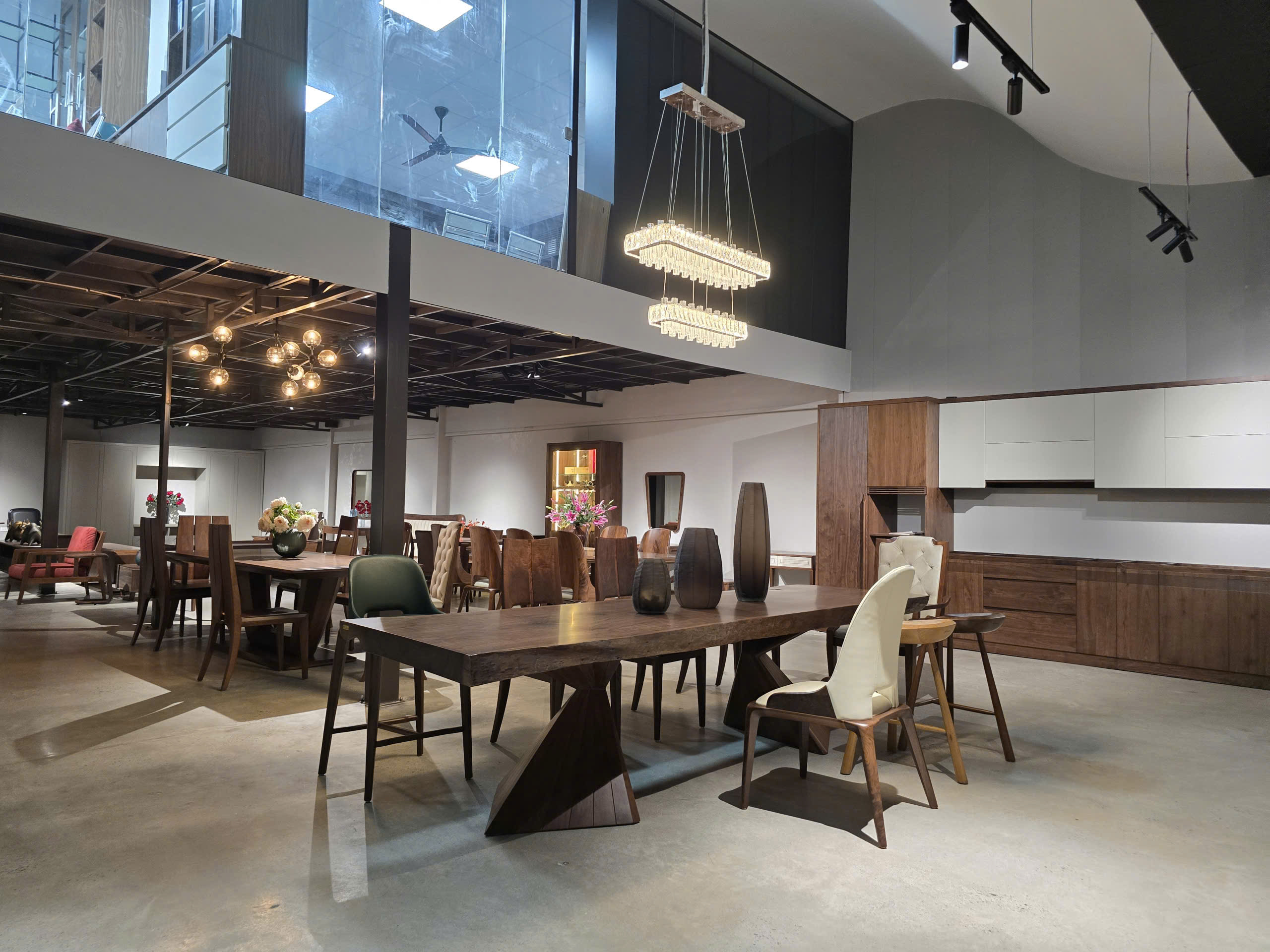 THI CÔNG NỘI THẤT CHUNG CƯ GỖ ÓC CHÓ CAO CẤP TRỌN GÓI 14 Showroom nội thất gỗ óc chó Anh Vũ tại Hà Nội